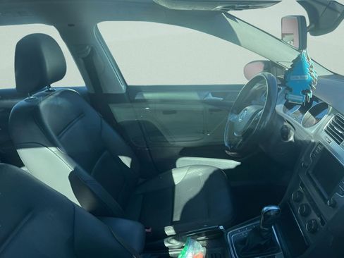 Used 2017 Volkswagen Golf SE image 8