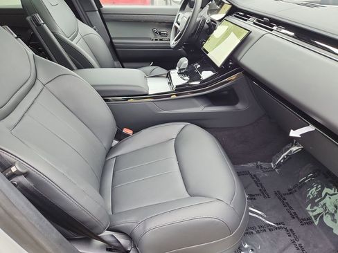 Used 2025 Land Rover Range Rover Sport SE image 3
