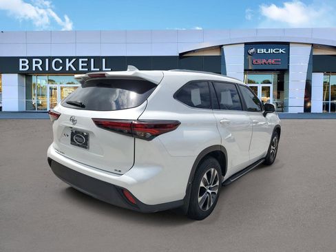 Used 2024 Toyota Highlander XLE FWD image 3
