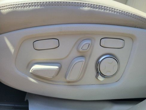 Used 2022 Genesis G90 3.3T Premium RWD image 12