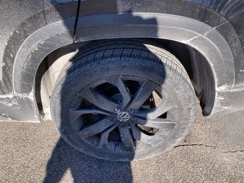 Certified 2023 Volkswagen Taos SE w/ Panoramic Sunroof Package image 6