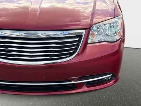 Used 2015 Chrysler Town & Country Touring-L w/ Driver Convenience Group FWD image 9