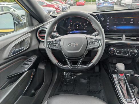 Used 2025 Chevrolet Trax RS w/ Sunroof Package FWD image 17