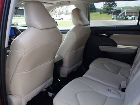 Used 2023 Toyota Highlander XLE FWD image 15
