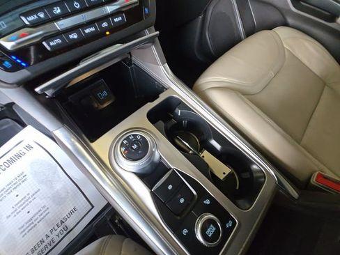 Used 2020 Ford Explorer Platinum w/ Premium Technology Package AWD/4WD image 18
