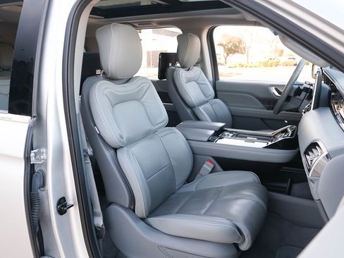 Used 2019 Lincoln Navigator Select w/ Technology Package image 30