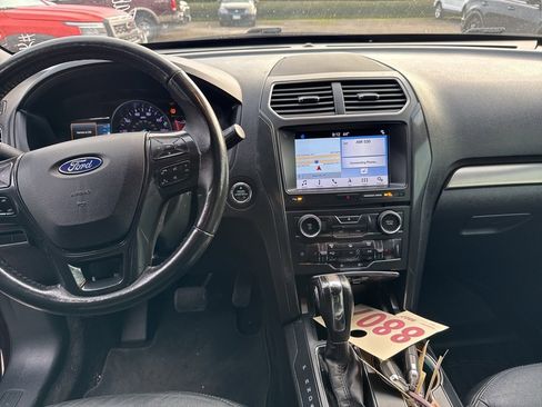 Used 2018 Ford Explorer XLT w/ Equipment Group 202A image 9