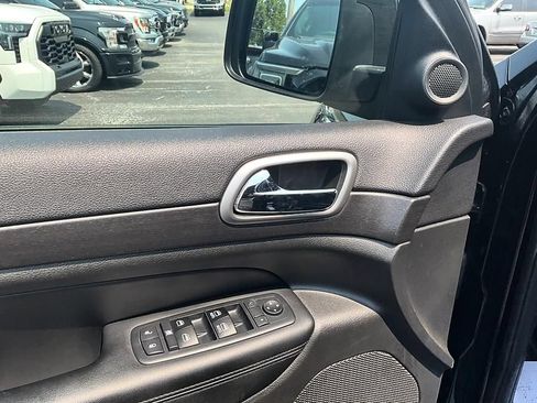 Used 2017 Jeep Grand Cherokee Altitude AWD/4WD image 14
