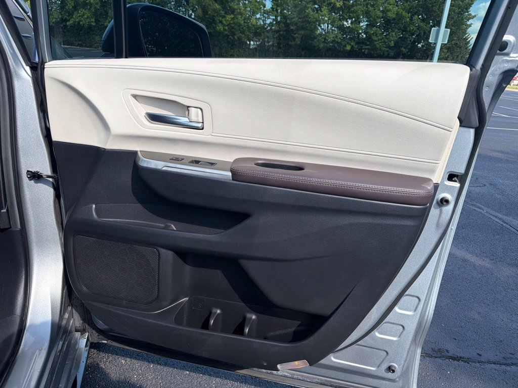 Used 2024 Toyota Sienna Platinum FWD image 28