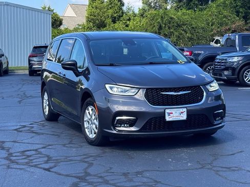 Used 2023 Chrysler Pacifica Touring-L FWD image 1