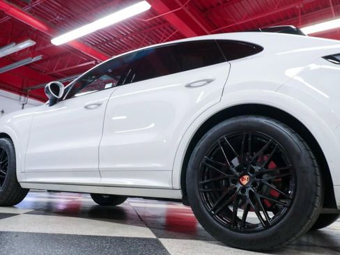 Used 2025 Porsche Cayenne image 39