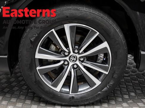 Used 2022 Toyota Venza LE image 31