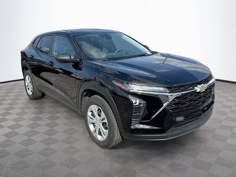 Used 2025 Chevrolet Trax LS image 3