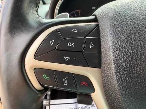 Used 2017 Jeep Grand Cherokee Laredo image 21