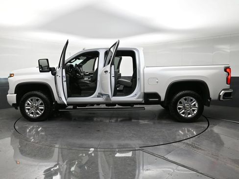 Used 2025 Chevrolet Silverado 2500 High Country w/ High Country Premium Package AWD/4WD image 27
