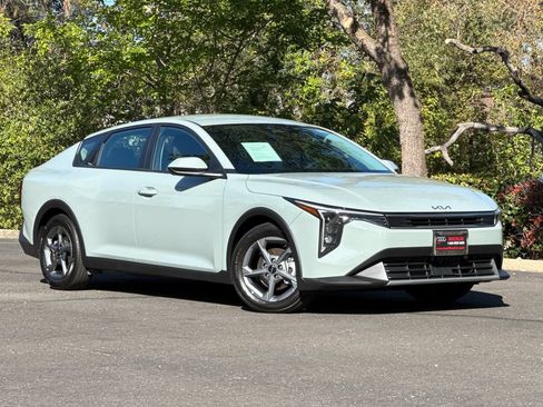 Used 2025 Kia K4 FWD image 2