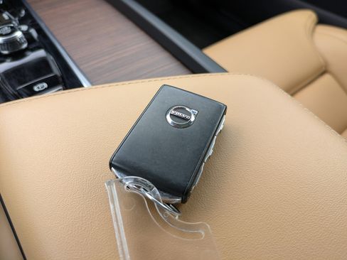 Used 2022 Volvo XC60 B6 Inscription w/ Protection Package Premier image 31