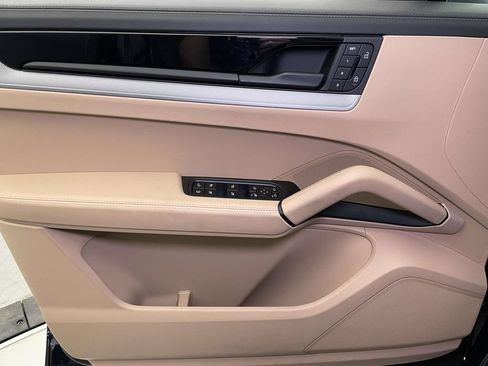 Certified 2024 Porsche Cayenne AWD/4WD image 34