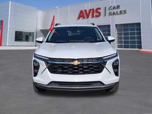 Used 2025 Chevrolet Trax LT w/ LT Convenience Package image 2