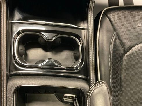 Used 2024 Chrysler Pacifica Premium image 24