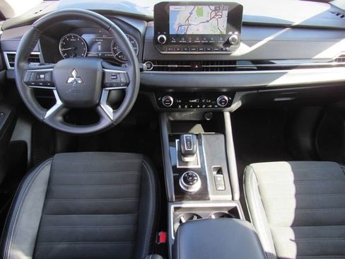 Used 2023 Mitsubishi Outlander SE image 16