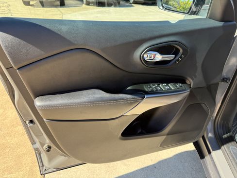 Used 2019 Jeep Cherokee Limited w/ Luxury Group image 11