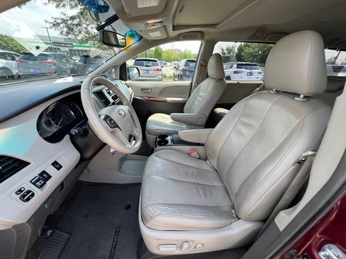 Used 2014 Toyota Sienna XLE FWD image 18