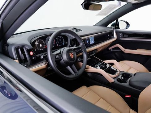 Certified 2025 Porsche Cayenne Coupe AWD/4WD image 4