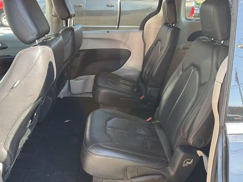 Used 2020 Chrysler Pacifica Touring-L FWD image 7