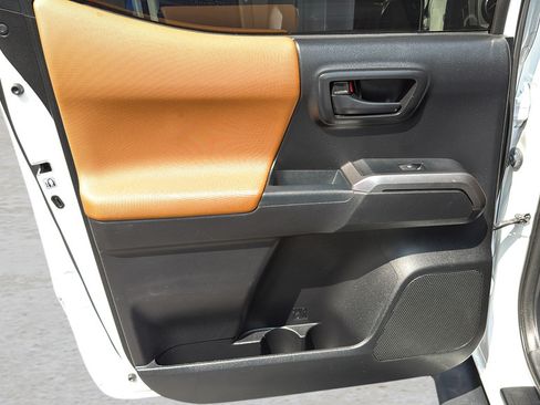 Used 2018 Toyota Tacoma SR5 AWD/4WD image 13