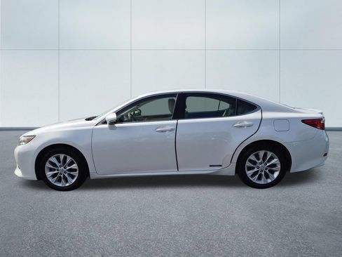 Used 2014 Lexus ES 300h w/ Luxury Package w/Bamboo Trim FWD image 3