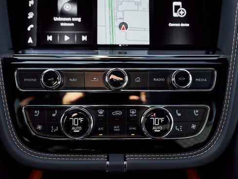 Used 2025 Bentley Bentayga image 73