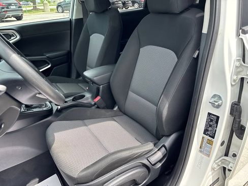 Used 2025 Kia Soul LX w/ LX Technology Package FWD image 32