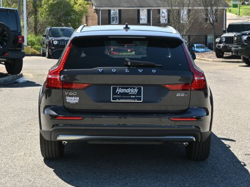Used 2025 Volvo V60 B5 Cross Country Plus image 13