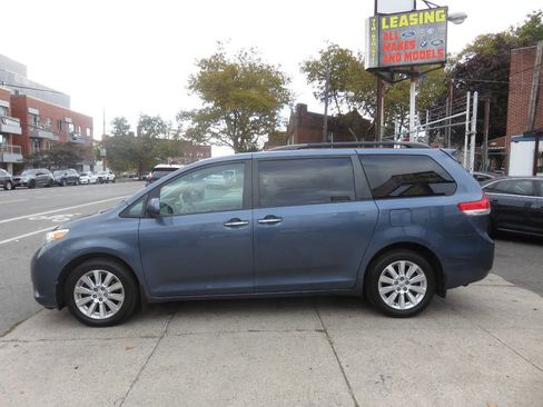 Used 2014 Toyota Sienna XLE image 7