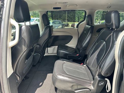 Used 2022 Chrysler Pacifica Touring-L FWD image 13