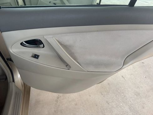 Used 2010 Toyota Camry LE image 32