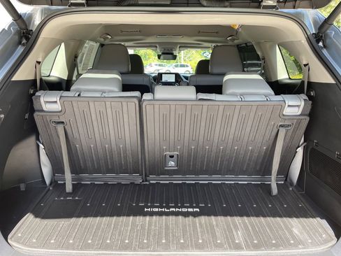 Used 2025 Toyota Highlander XLE image 11