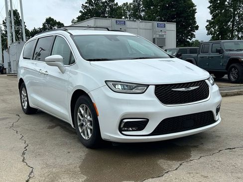 Used 2022 Chrysler Pacifica Touring-L FWD image 4