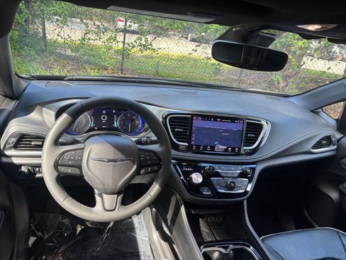 Used 2025 Chrysler Pacifica Limited FWD image 37