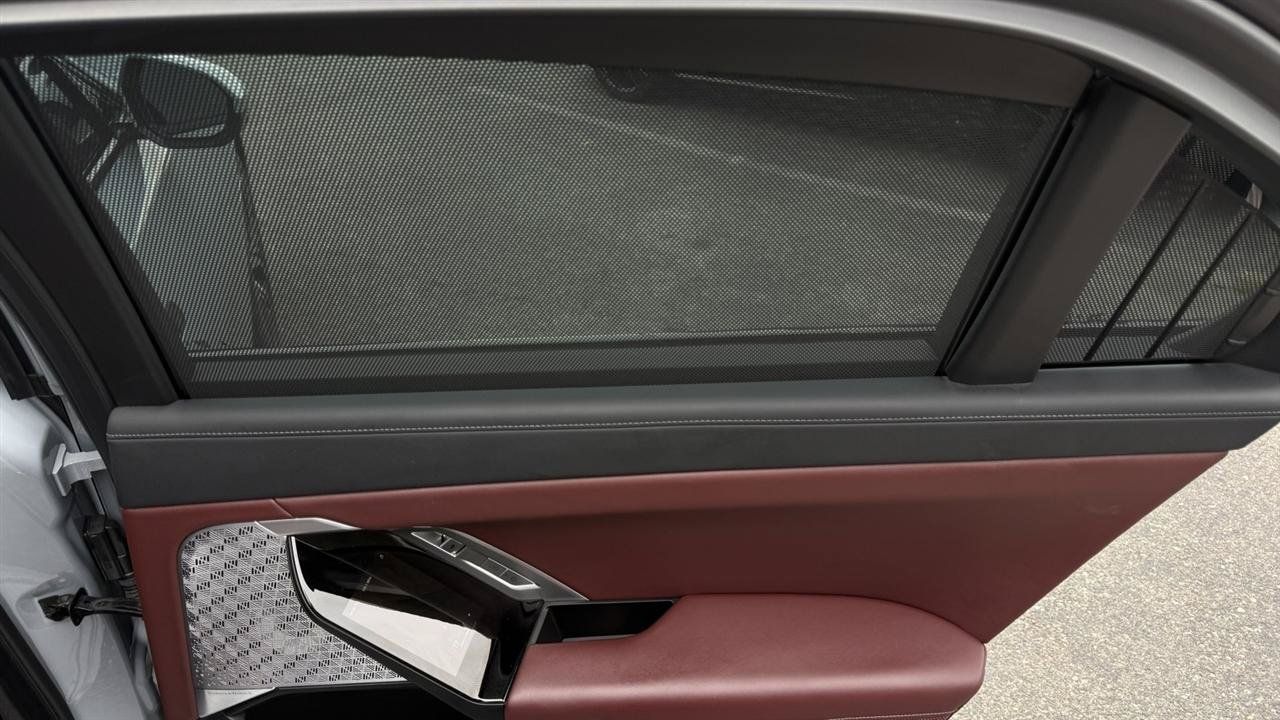 Used 2023 BMW i7 xDrive60 AWD/4WD image 49