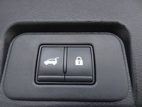 Used 2025 Nissan Rogue SV FWD image 9