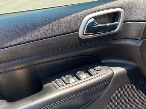 Used 2018 Jeep Grand Cherokee Laredo AWD/4WD image 19