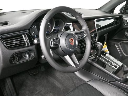 Certified 2026 Porsche Macan image 4