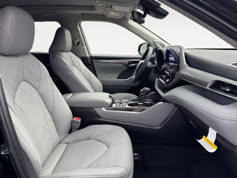 New 2026 Toyota Highlander Platinum AWD/4WD image 17