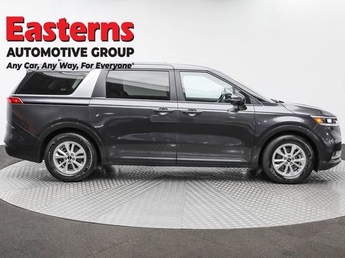 Used 2024 Kia Carnival LX image 4