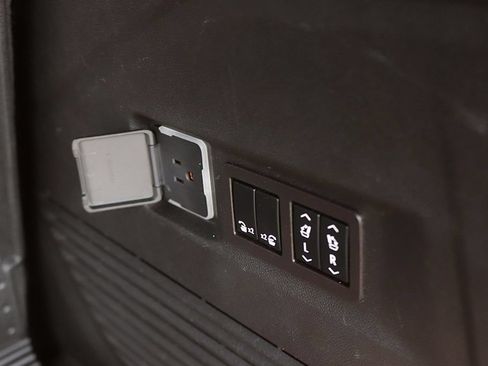 Used 2023 Chevrolet Tahoe Z71 w/ Luxury Package AWD/4WD image 20