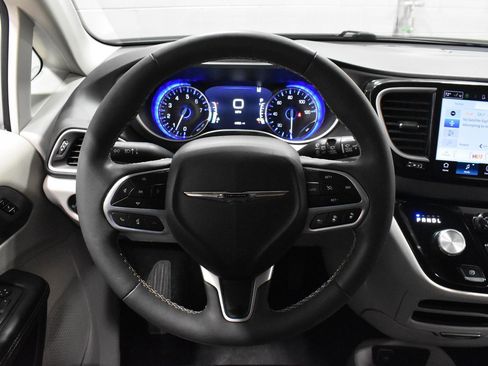 Used 2024 Chrysler Pacifica Touring-L FWD image 8