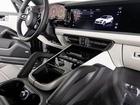 New 2025 Porsche Cayenne S image 38