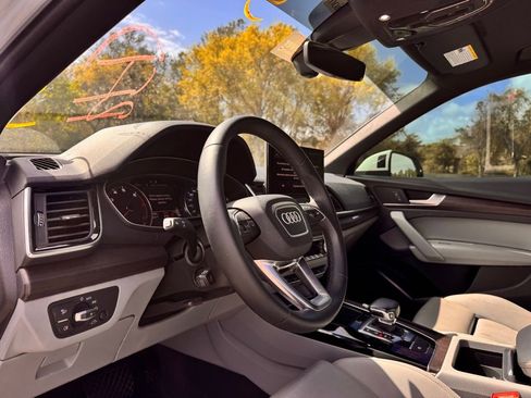 Used 2022 Audi Q5 2.0T Premium w/ Convenience Package image 9